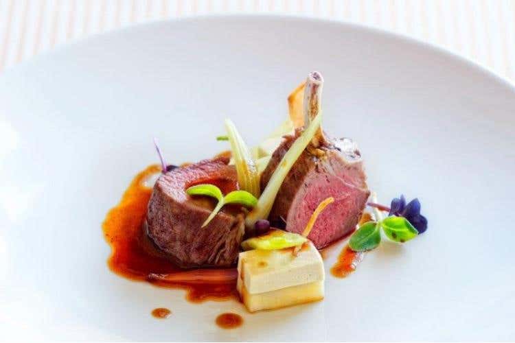 Carrè d'agnello al forno con patate fondenti e panna cotta all'aglio novello