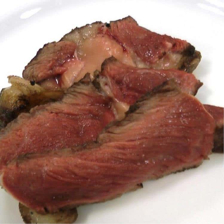 Costata di carne di St George di Eblex cucinata a legna fiamma viva