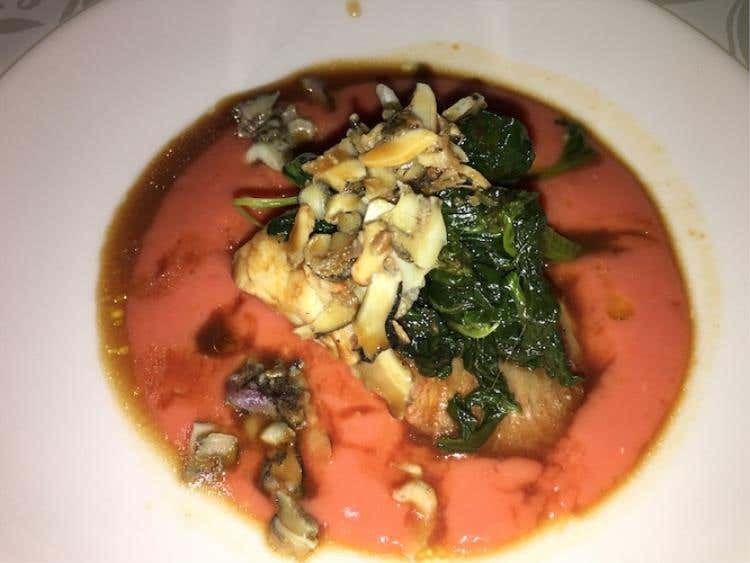 Scorfano in zuppa, con peperoncini verdi e bulbi di mare