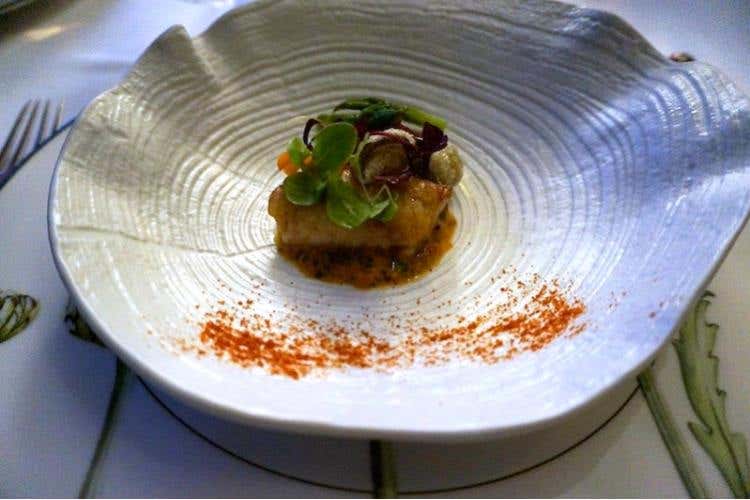 Gallinella cotta all'unilaterale, marinata di asparagi e chips della sua pelle