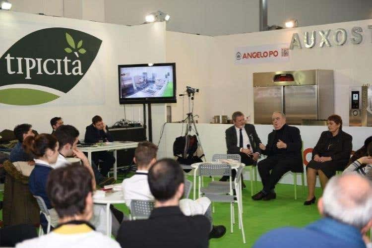 Lectio magistralis di Aimo Moroni (al centro, tra Alberto Lupini, direttore di Italia a Tavola, e Nadia Moroni) - foto: Stefano Del Pianta