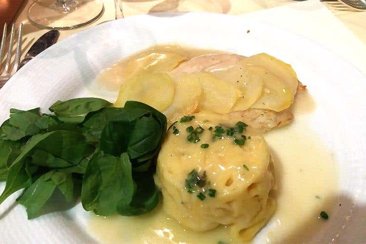 Timballo di tagliolini di casa al limone con filetto di branzino damo in crosta di patate e spinacini saltati