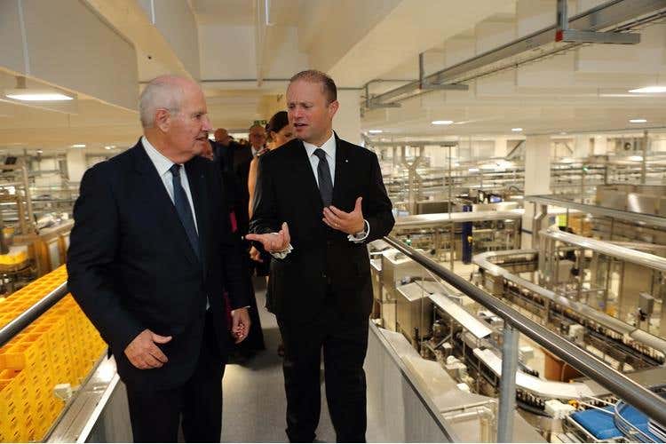 Il presidente di Farsons Louis A. Farrugia con il Primo Ministro Joseph Muscat