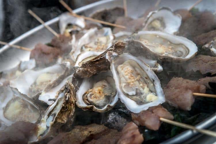 Ostriche appoggiate sui carboni ardenti e alga wakame (Cristiano Tomei