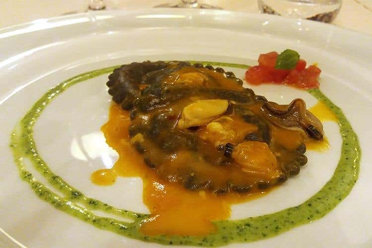 Tortellini ripieni al riccio di mare e burrata in guazzetto di cozze e vongole (Alessandro Paonessa, Mariva)