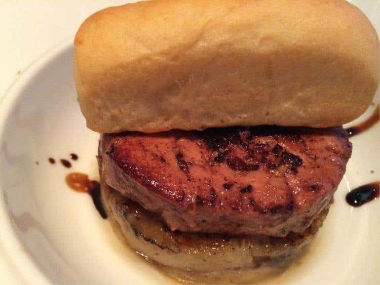 Foie gras e banana spadellati con burro di tartufo bianco e pan brioche. Abbinamento: Champagne brut - Perriere Jouet