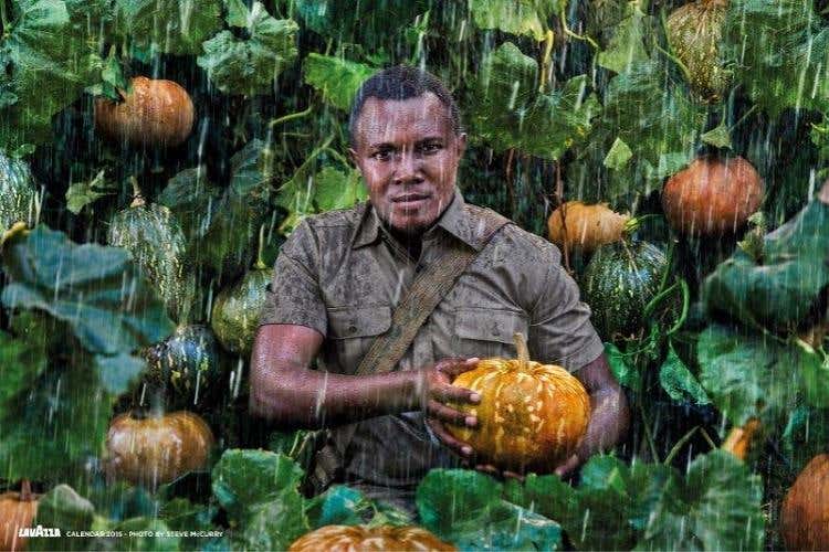 Seed Saver: uno degli scatti del Calendario Lavazza 2015 di Steve McCurry che ritrae John Kariuki, Vicepresidente della Fondazione Slow Food per le biodiversità e coordinatore delle attività in Kenia; è ritratto in una piantagione di zucche come un impavido comandante che, mentre la pioggia gli cade copiosa sulla fronte, resta lì fiero a difendere la terra che ama.