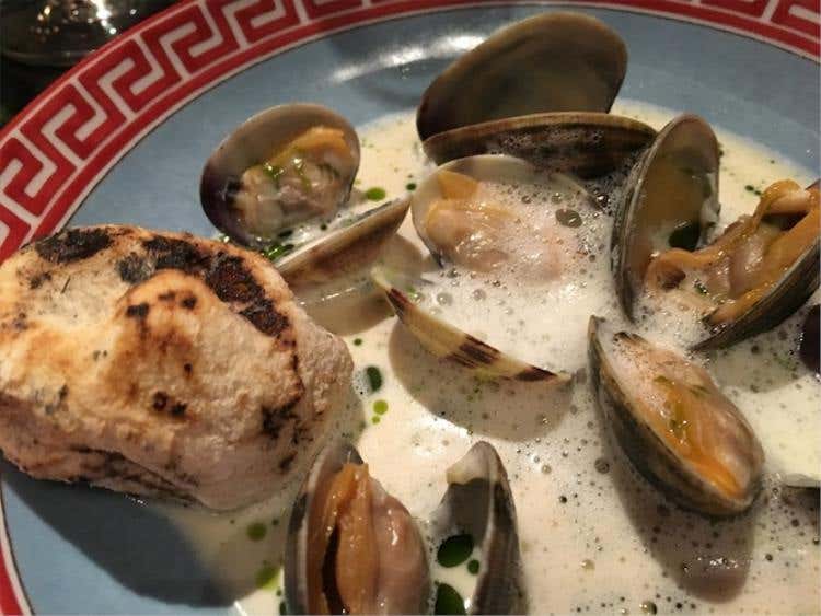 Vongole affumicate e pane cotto sui carboni