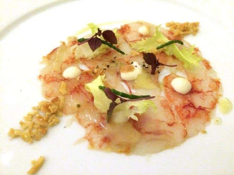 Carpaccio di gamberi rossi allo zenzero, pesca, salsa mandorla