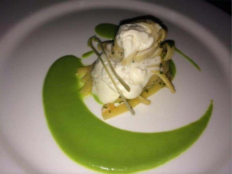 Tagliatelle di Kamut al ragù di trota, crema di piselli e spuma allo speck