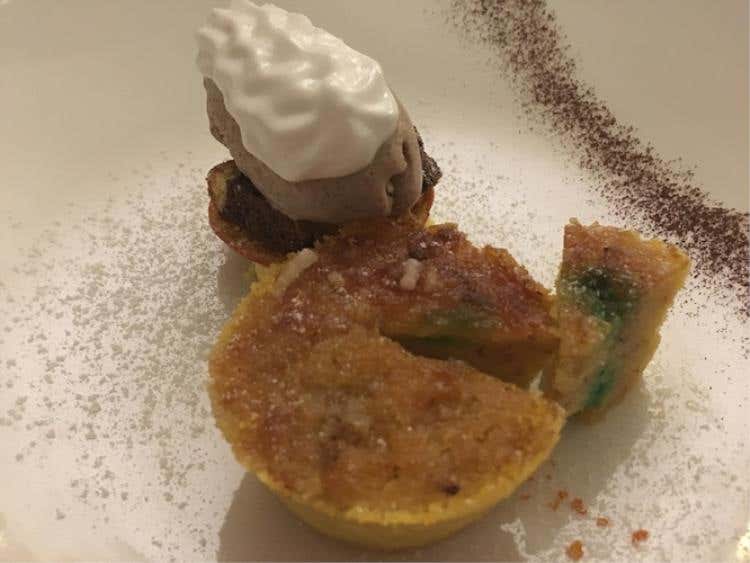 Dolce momento: Pan morbido al sale grosso e olio extravergine d'oliva, stracchino gelato alla cannella e crumble allo zenzero