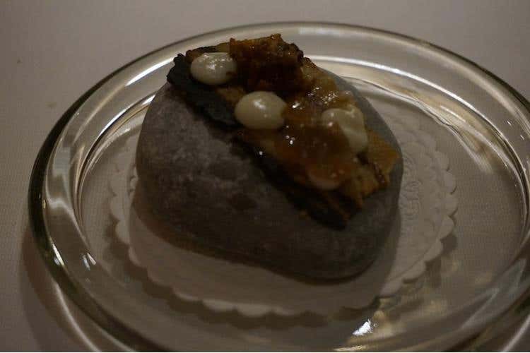 L'amatriciana (chips di bacon, mousse di pecorino, pomodoro candito e scalogno in agrodolce)