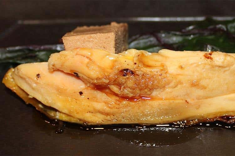 Il pollo rosso con il paté del suo fegato