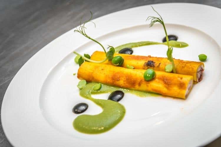 Cannelloni di astice e burrata, crema di piselli e aglio nero (Felice Lo Basso