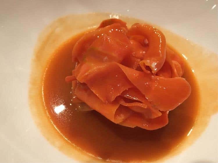 Carote gommose al tè, formaggio di capra stagionato due anni, fiori di finocchio e riduzione di siero di latte (Matt Orlando)