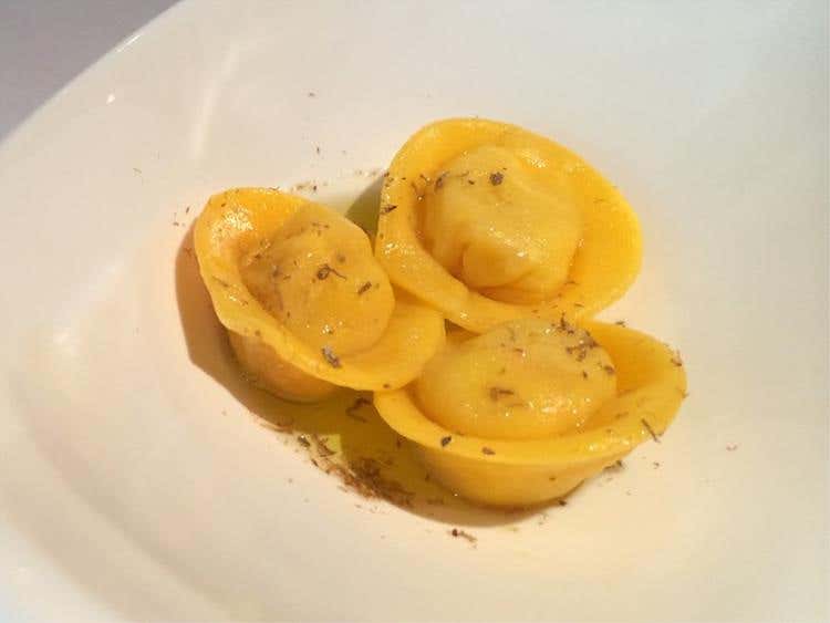 Tortello dis campi, olio al mandarino e capperi