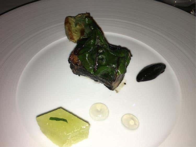 Agnello, aglio nero e carciofi