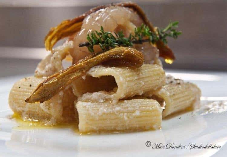 TUFFOLI MANCINI CON CREMA DI CICALE, POMODORINI VERDEI E DRY GIN
