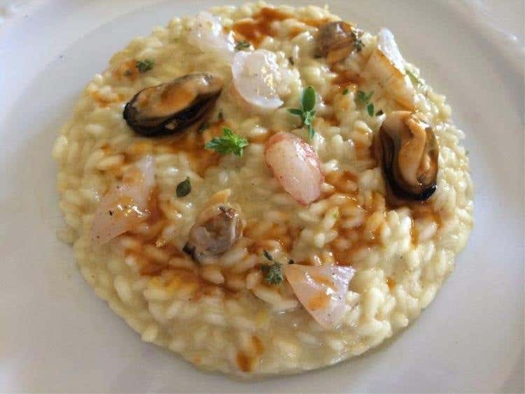 Risotto “Nereide” Carpaccio di pesce e riduzione di zuppa di pesce, mantecato alla ricotta di pecora aromatizzata al limone, di Daniele Scotto Di Luzio