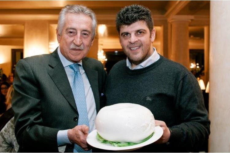Antonio Lucisano (direttore del Consorzio della Mozzarella di Bufala Campana Dop) con Ilario Vinciguerra
