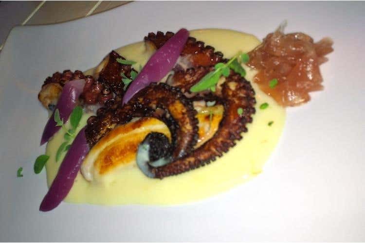 Polpo croccante su cremoso di patate e cipolla di Tropea