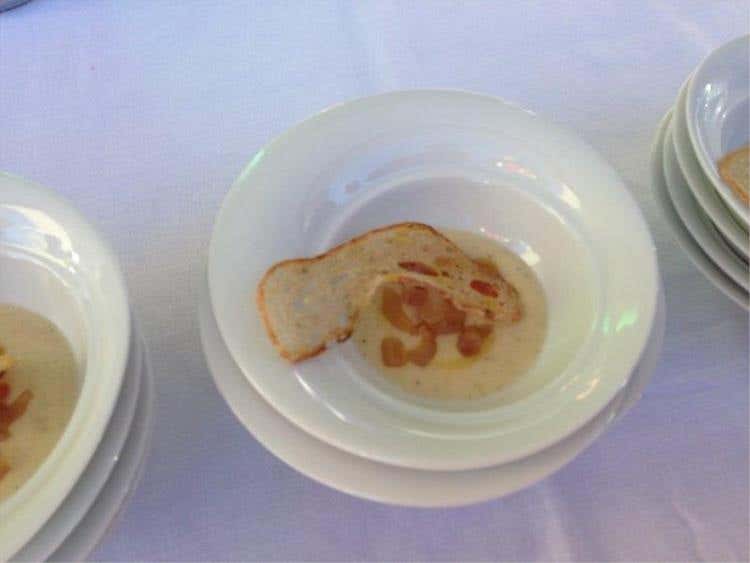 Di Matteo Metullio “crema di patate della Val Pusteria affumicate, con salmerino marinato al pino mugo, uova di trota e chips di pane di segale croccante”