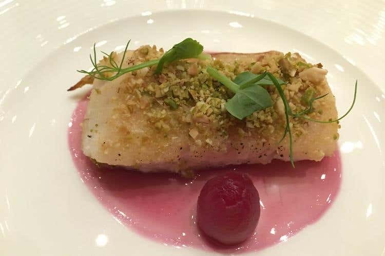 Lucioperca in crosta di frutta secca, uva all’agro e indivia - Fabio Silva e Massimo Spigaroli