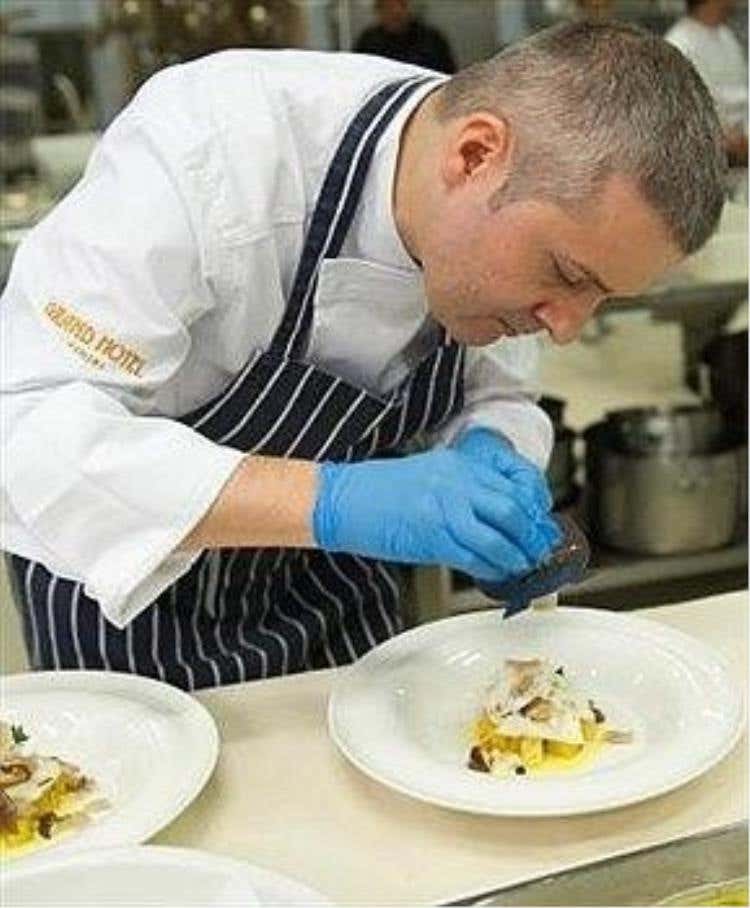 Lo chef vincitore Claudio Di Bernardo al lavoro.