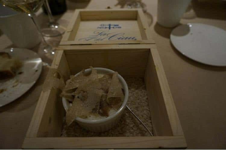 Uovo in cocotte con lamelle di Tartufo Bianco d'Alba servito nel suo scrigno