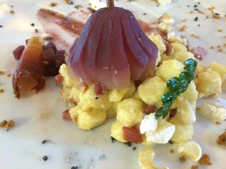 Gnocchi di Vézzena con pere Williams al teroldego e crumble salato di speck e resina di pino, di Alessio Bottin