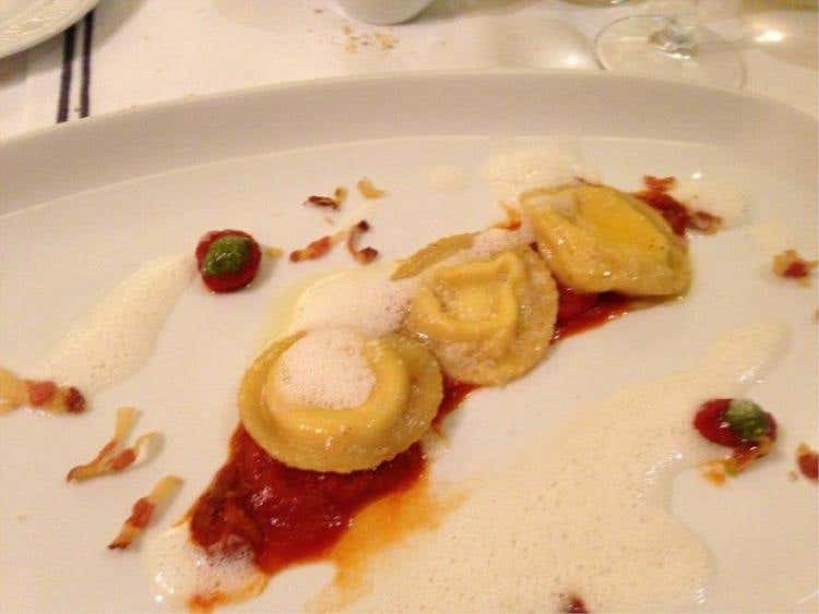 ravioli ripieni di burrata all'amatriciana
