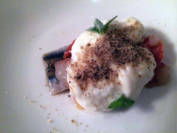 Alici, gamberi rossi, stracciatella, pomodiri conft e pane
