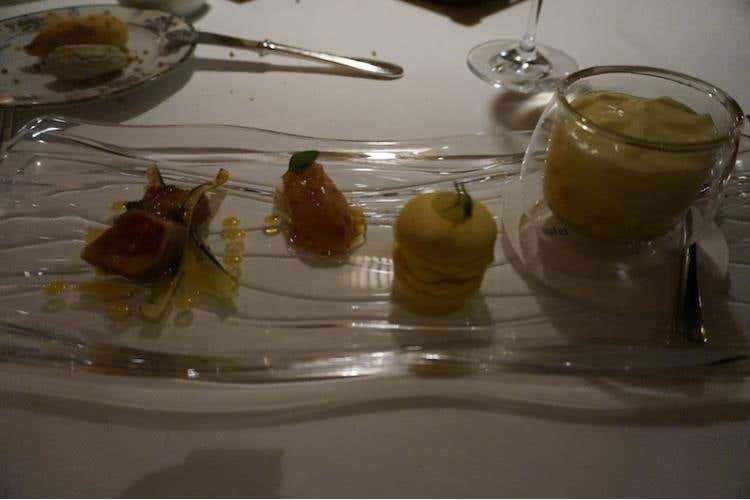 Mare mare mare: tataki di tonno, arancia, cipollotto, tartare di gambero rosso, caprino, aceto di riso, origano
macaron al limone, burro, acciughe del Mar Cantabrico
zuppetta di cozze e cannolicchi al curry, spuma di polenta.