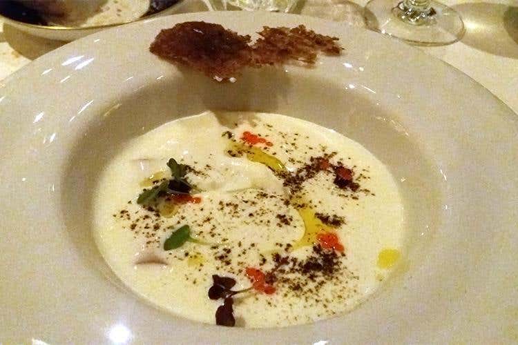 Ricciola, fiordilatte affumicato, melanzane e chips di taggiasche