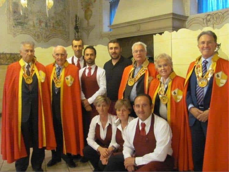 Il direttivo dei Cavalieri della Polenta con lo staff di Villa Canton