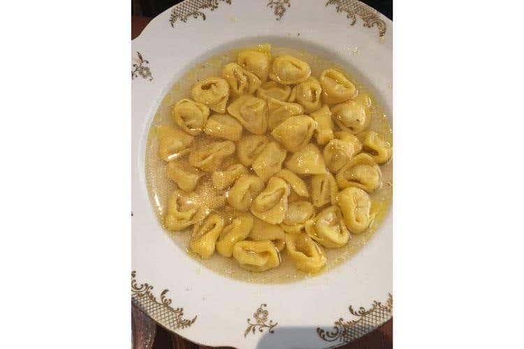 Tortellini in brodo (A Balùs, nuova apertura bolognese 
Quantità e qualità tipica in abbondanza)