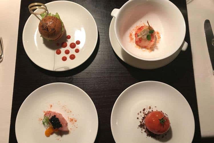 Il gambero si fa in quattro: Sfera di gambero rosso con burrata e consommé di vongole veraci; Hamburger di gambero rosso e kechup di San Marzano; Piccola tartare di gambero rosso con caviale al tartufo e salsa d’uovo; Finto pomodoro ripieno di gambero rosso (A Cavernago brilla la stella de Il Saraceno 
Il pesce di Roberto Proto un “plus”)