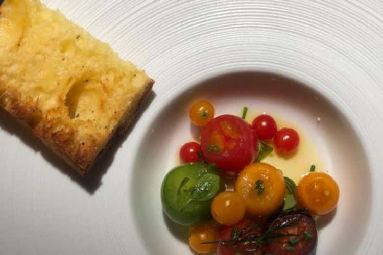 Insalata acida con pomodori e crostino di panettone (“A cena con il panettone” A Firenze gran final del tour