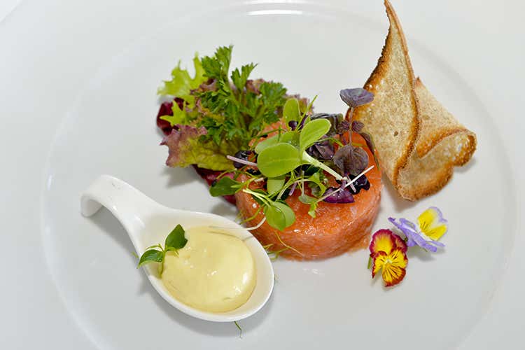 I piatti: la Tartare di salmerino con crema di rafano e germogli di Gianfranco Mameli con Cesare Battisti 