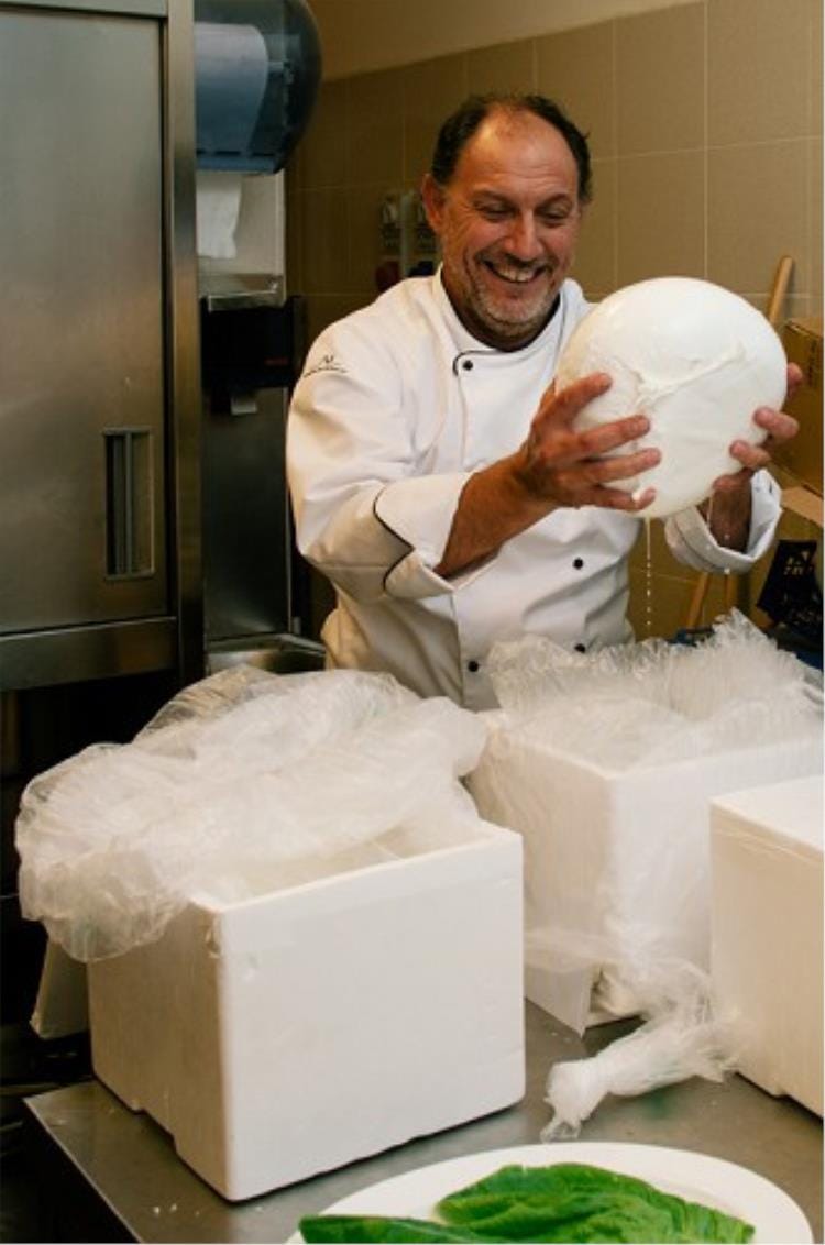 Richard Leimer, chef del ristorante Terrazza Brunelleschi, con la mozzarella di bufala campana Dop da 5 kg