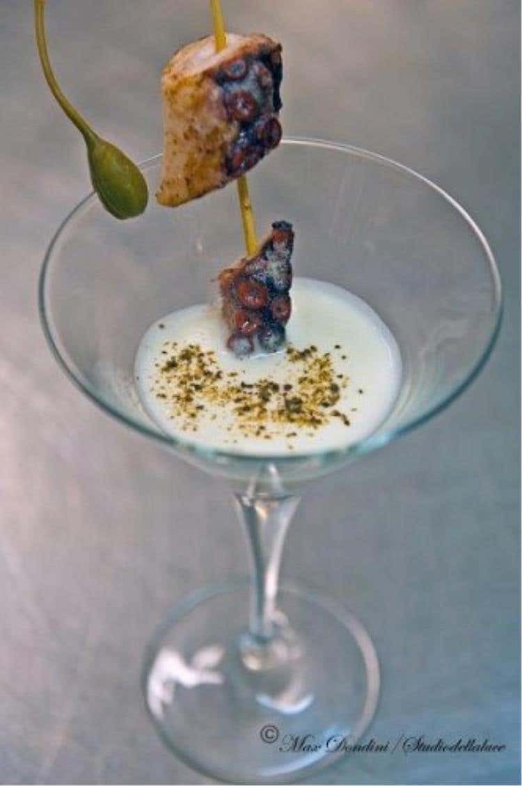 UNA PERLA DELLO CHEF SPIEDINO MARTINI DI POLPO CARAMELLATO SU SPUMA DI PROSECCO E POLVERE DI CAPPERI