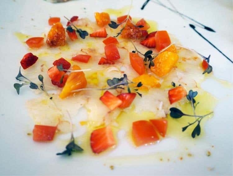 Battuta di scampi con frutta fresca e olio agli agrumi