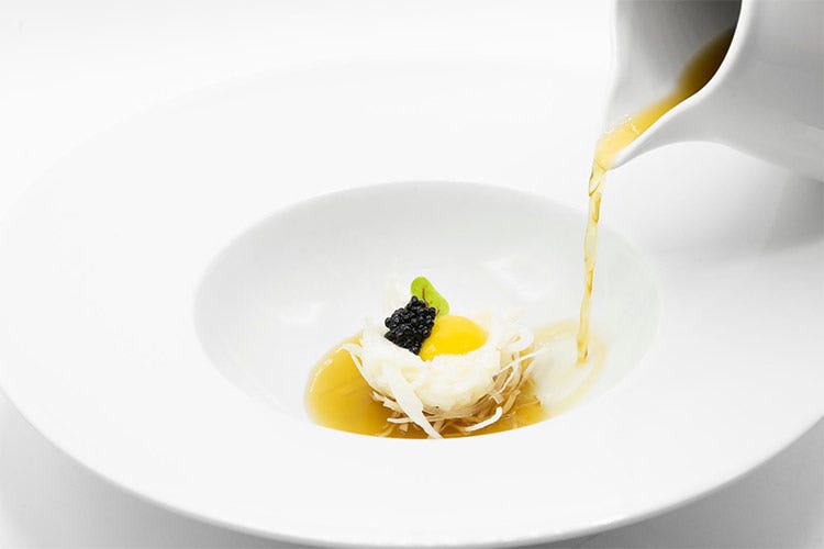 Il brodo dashi di alghe dell’Udon di calamaro, caviale e uovo di quaglia (Accademia Chef’s, allievi in cucina 
Un menu che fa il giro del mondo)