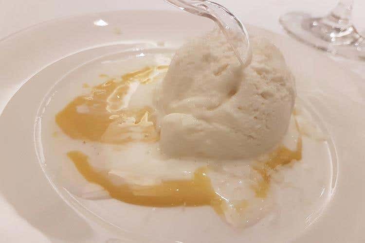 Menododici - Zabaglione al vino cotto con gelato alla mandorla della Val di Noto, Pecorino dei Monti Sibillini e tartufino (Paolo Brunelli) - Accademmia dello stoccafisso, 20 anni 
Una cena a colpi di tipicità per festeggiare