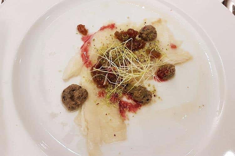 Il mare, il vino, la terra - Carpaccio di pesce stocco con fico al verdicchio, sapa e scorzone estivo ai profumi di mare (ristorante la Degosteria e ristorante osteria della piazza) - Accademmia dello stoccafisso, 20 anni 
Una cena a colpi di tipicità per festeggiare