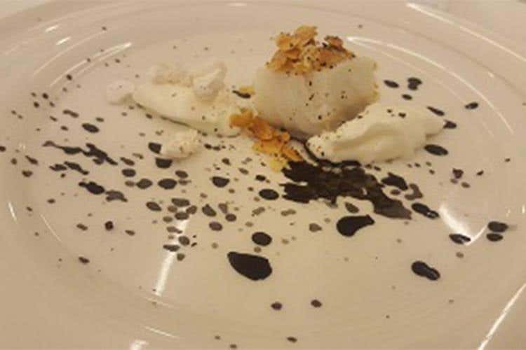 Baccalà cotto in acqua di mandorle, accompagnato da emulsione alle mandorle, mandorle tostate, meringa affumicata al tabacco con un flash di nero di seppia (Giovanni Lo Russo)