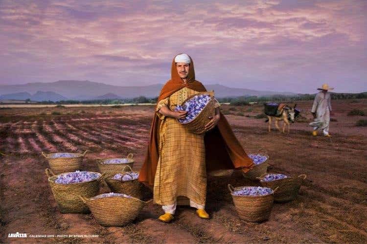 Saffron and Freedom: uno degli scatti del Calendario Lavazza 2015 di Steve McCurry che ritrae Mohammed Id Taleb, presidente della Cooperativa agricola e presidio Slow Food di Taliouine per la coltivazione dello zafferano; Mohammed è circondato da molte ceste piene di fiori di zafferano, tra le braccia “protegge” una cesta e dimostra così la sua grande dedizione a questa preziosa spezia