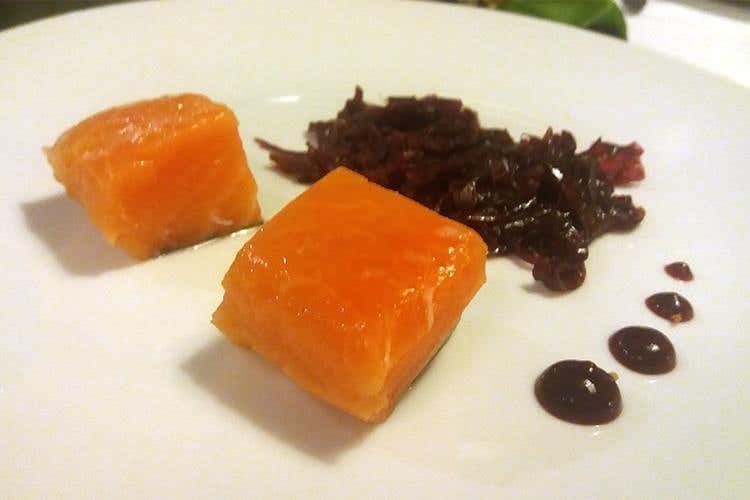 Salmone confit con cremoso di barbabietola e cipolla rossa brasata - Ai Giardini Paprika & Cannella di Milano 
Il Mediterraneo con un tocco di Sardegna