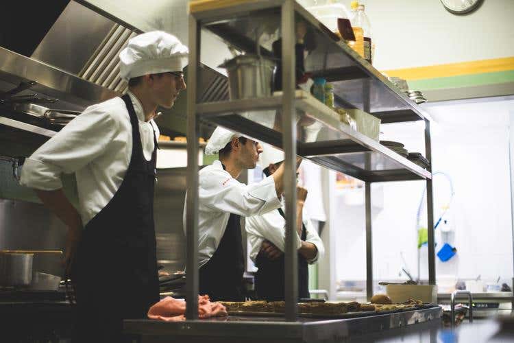 (Al Carroponte, come se foste a casa vostra 
In un locale ristorante, bistrot ed enoteca)