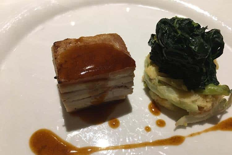 Maialino con cavolo nero e panzanella invernale - Al Carroponte, omaggio in tavola ai vini toscani di Colle Massari